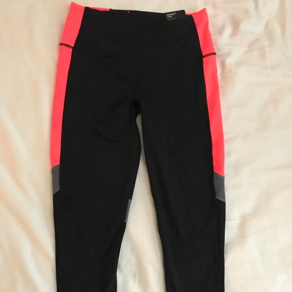 *SOLD*Victoria Secret Cropped Knockout Leggings - Picture 1 of 7